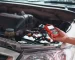 Hình ảnh kỹ thuật viên đang kiểm tra ắc quy ô tô bằng thiết bị chuyên dụng – dịch vụ cứu hộ ắc quy tận nơi tại Đà Nẵng.